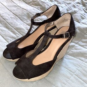 Black felt wedges!! 🤍